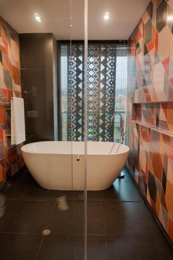 Hotel V1501 Pasto Exterior foto A freestanding bathtub